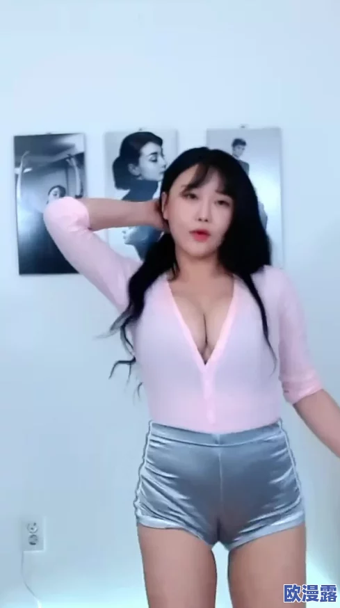 超抖乳露双乳视频引发热议，网友纷纷讨论其内容与影响，相关平台已开始审查此类视频