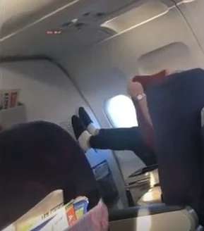 男人洗澡互打飞视频引发热议,网友纷纷表示这种行为不雅,认为应保持公共场合的文明与尊重 男人洗澡互打飞视频引发热议,网友纷纷表示这种行为不雅,认为应保持公共场合的文明与尊重