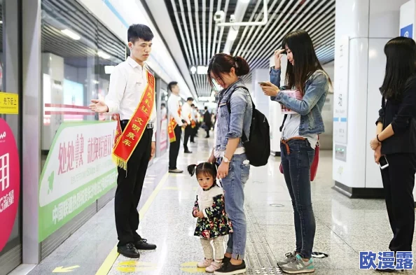 美女光着胸让男生狂摸动态图引发热议，网友纷纷讨论其背后的社会影响与道德观念