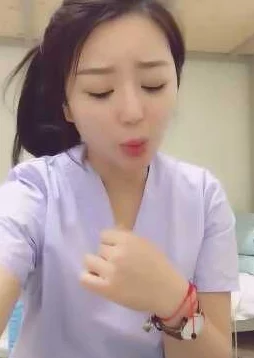 美艳护士啪到深处视频：最新动态曝光，网友热议其内容与表现，引发广泛关注与讨论