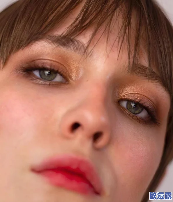 美女图：最新时尚潮流与美妆技巧分享，展现独特魅力与自信风采，吸引众多粉丝关注与讨论