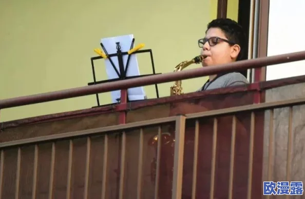 第一次挺进苏雨瑶的身体久石，网友纷纷表示震惊与不满，认为这样的内容过于露骨，不适合公开讨论