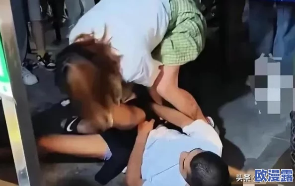 男生扒美女的衣服摸她的胸视频，网友纷纷表示这种行为极其不尊重女性，应该受到谴责和法律制裁