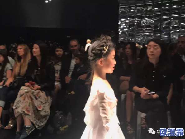 琪琪惊艳亮相时尚盛典，独特造型引发全场瞩目，成为媒体争相报道的焦点！