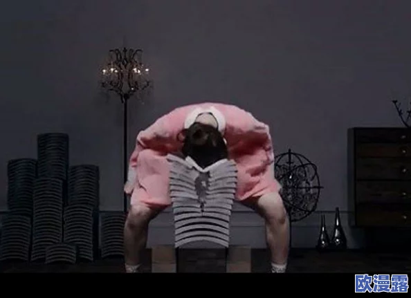 贱奴跪着扒开屁股沟打烂，这种行为令人震惊，反映了社会中一些人对他人的极端不尊重和缺乏同情心