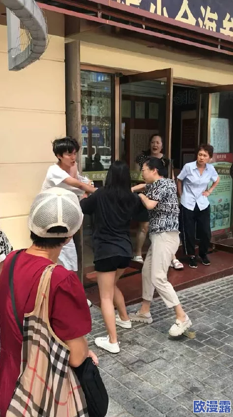 肥婆BBB搡BBBB搡搡搡,惊现街头激烈对峙,引发围观群众热议与讨论! 肥婆BBB搡BBBB搡搡搡,惊现街头激烈对峙,引发围观群众热议与讨论!